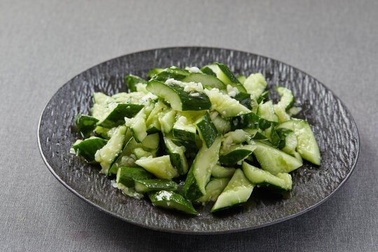 Pepino com Alho Picado