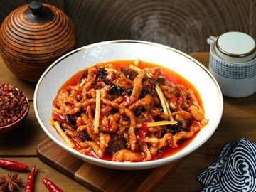 Porco Desfiado Salteado com Sobre de Peixe