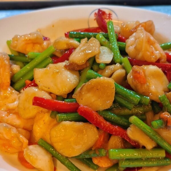 Vieiras e Camarão Salteados com Rebentos de Alho